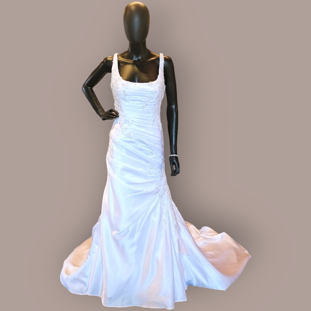 NWOT - Sophia Tolli White Fitted Bead Applique Wedding Gown
